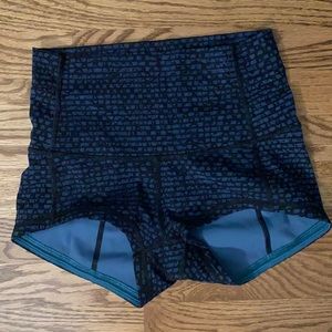 Lululemon booty shorts size 6 used